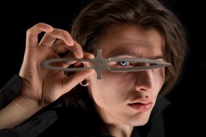 Нож для метания легко узнать по металлической рукоятке Нож для метания легко узнать по металлической рукоятке