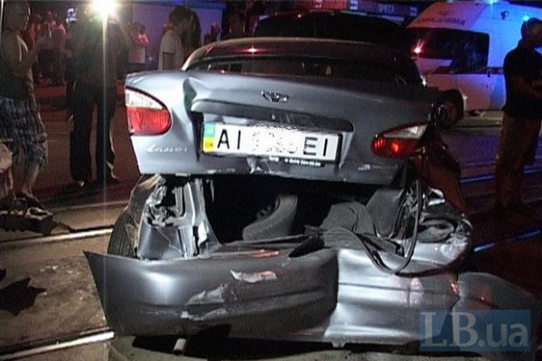 Hyundai на большой скорости протаранил стоявший на светофоре Daewoo.