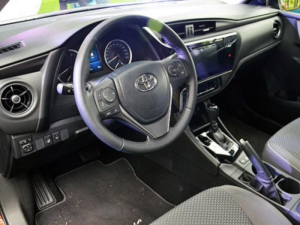 Салон обновленной Toyota Corolla