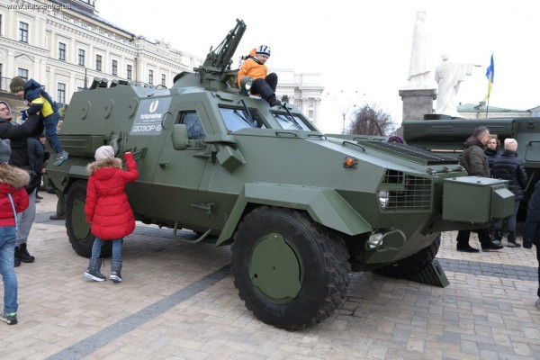 Дозор показали детворе