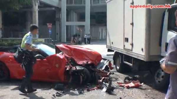 Суперкар Ferrari разбили о грузовик
