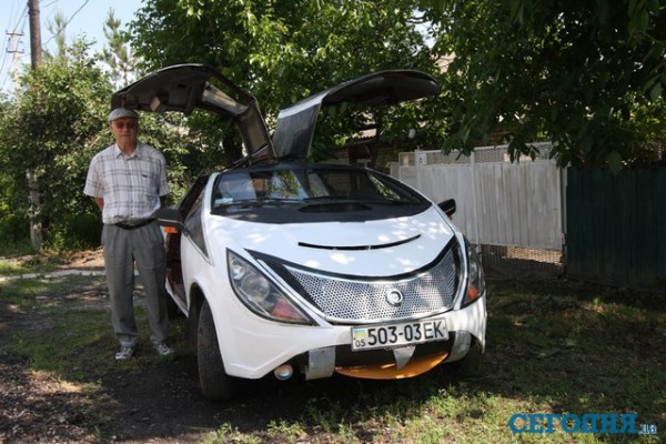 Самодельный автомобиль с необычными дверями