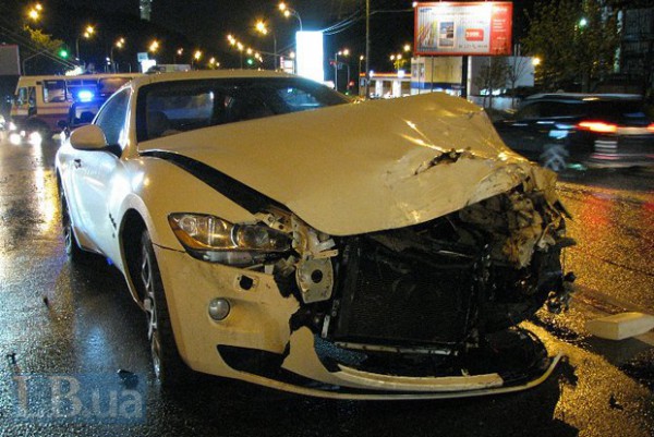 Водитель Maserati получил травму головы, но номера успел скрутить