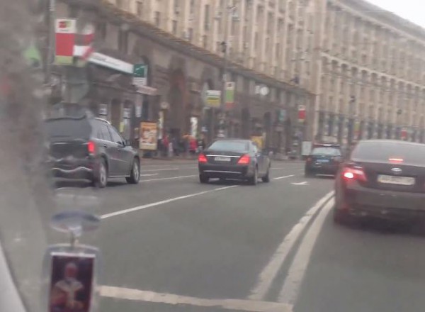 Еще в апреле очевидец заснял, как кортеж нарушает правила