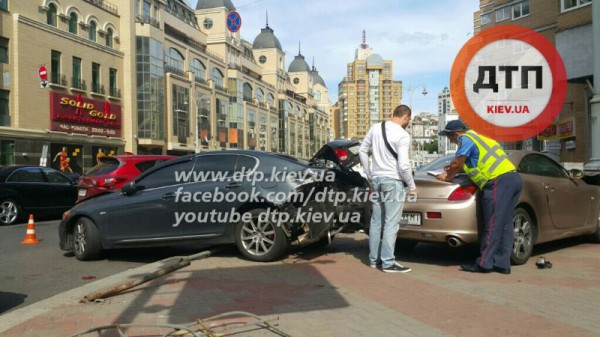В Киеве столкнулись два Lexus и Mazda