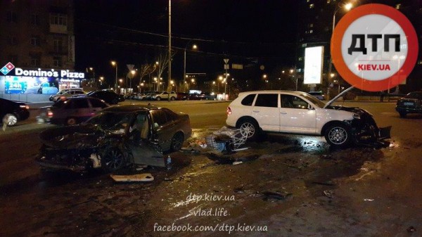 Авария Porsche Cayenne в центре Киева