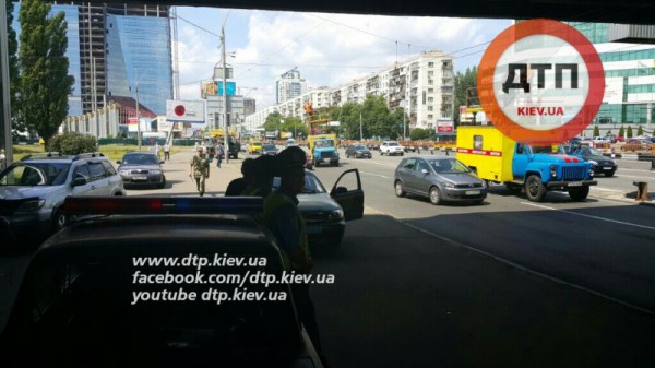 В Киеве фура оборвала провода