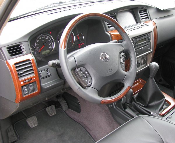 Салон обычного Nissan Patrol, для сравнения