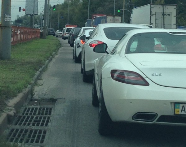 Этот Феррари видели в сопровождении Porsche и Mercedes