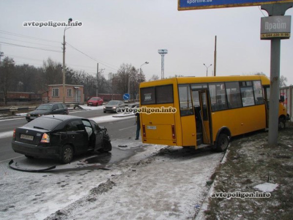 В Киеве маршрутка попала в аварию