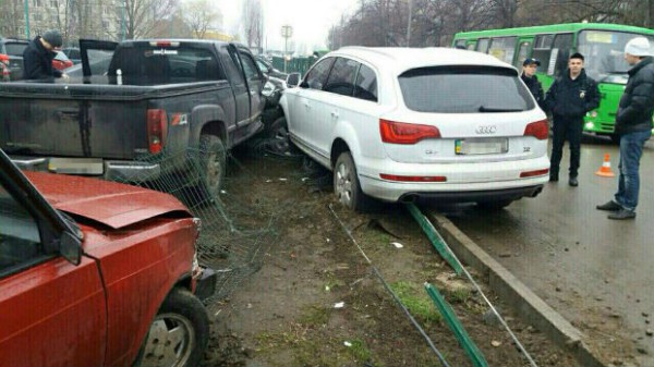 Авария на парковке в Харькове