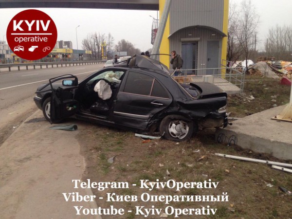 Столб полностью смял правый бок Mercedes