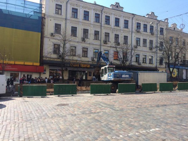 На Хмельницкого перекрыто две полосы движения.