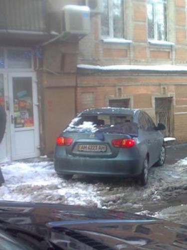 Упавший лед или снег разбил стекло автомобиля