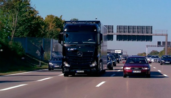 Грузовик с автопилотом выехал на автобан