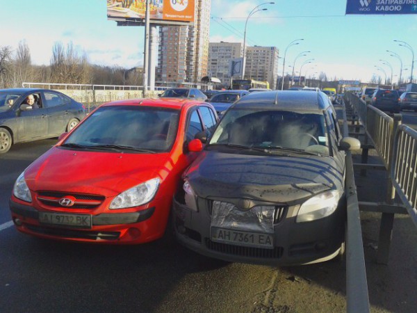 Водители пострадавших авто ожидают ГАИ