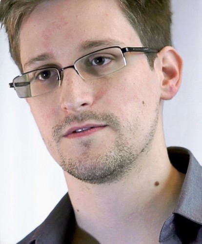 Эдвард Сноуден - системный администратор и бывший сотрудник ЦРУ, который передал газетам  The Guardian и The Washington Post секретную информацию о слежке американских спецслужб в интернете. Парня обвинили в шпионаже и похищении государственной собственности