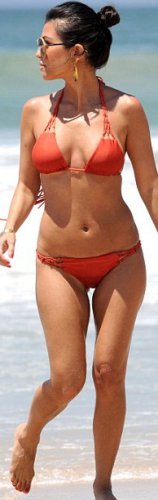 Со временем купальники красотки становятся все меньше