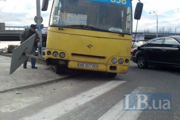 В Киеве Богдан протаранил Mercedes и снес дорожный знак