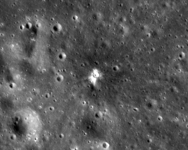 Поверхность Луны после падения метеорита