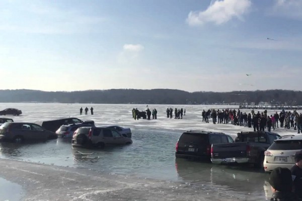 Автомобили провалились под лед