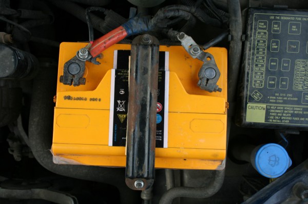 Как заменить аккумулятор на автомобиле Daewoo «LANOS»