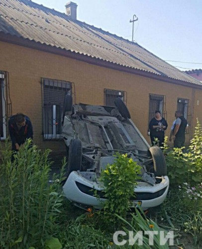 Renault перевернулся на крышу
