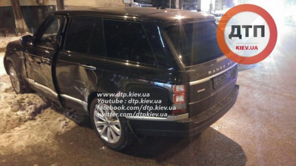 Range Rover таранил машины в Киеве