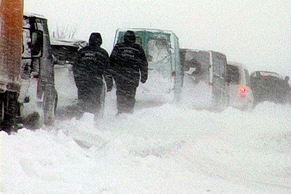 Люди мерзнут в пробках