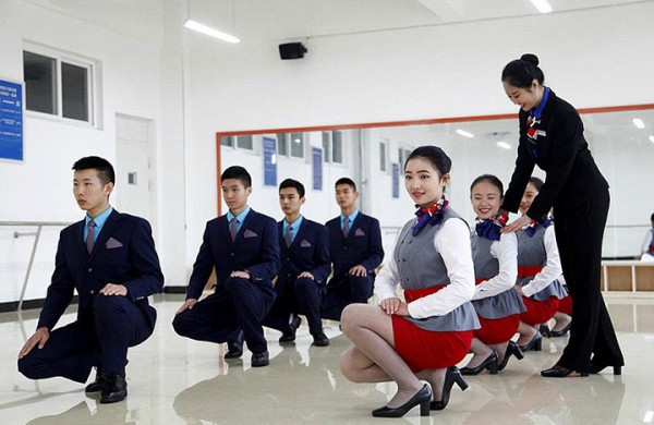 Студенткам колледжа гражданской авиации провинции Сычуань приходится переживать настоящий ад прежде, чем их выпускают на борт авиалайнеров