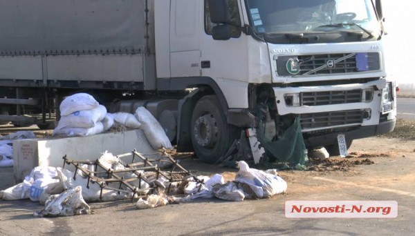 Фура и остатки блокпоста