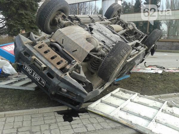 Джип перевернулся у торгового центра