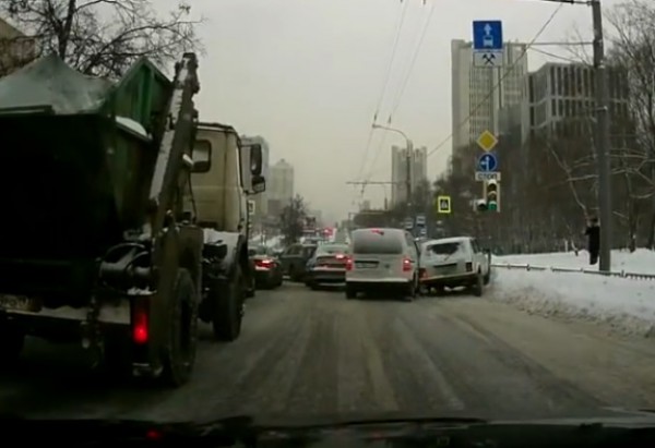Аварии случались даже на перекрестках, где скорость минимальна