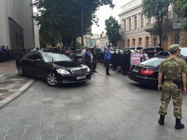 Авто парковали прямо на тротуаре