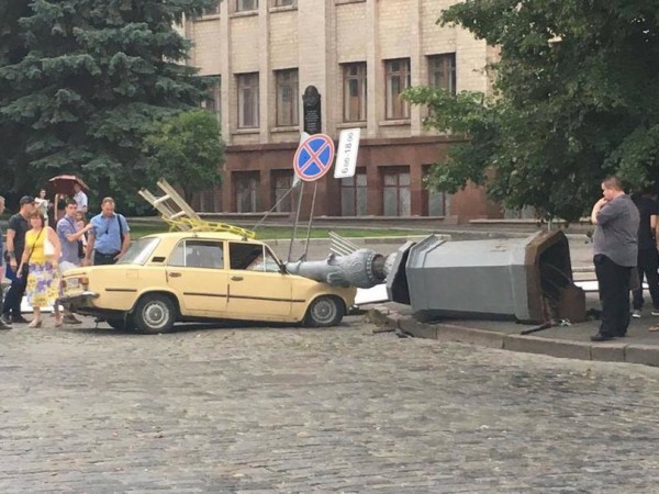 В Харькове столб упал на Жигули с водителем
