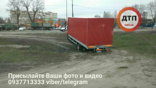 Для освобождения машины потребовалась помощь эвакуатора.