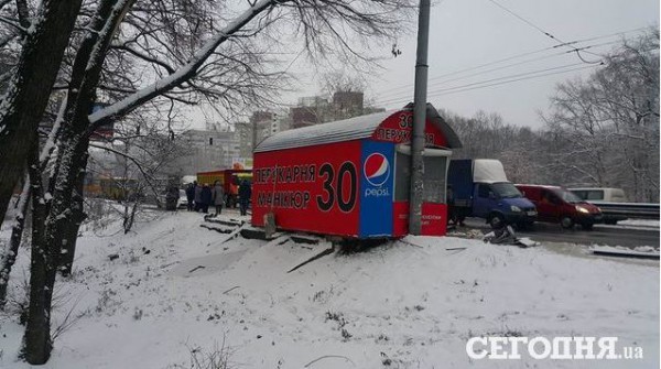 В Киеве фура снесла остановку, пострадали семь человек