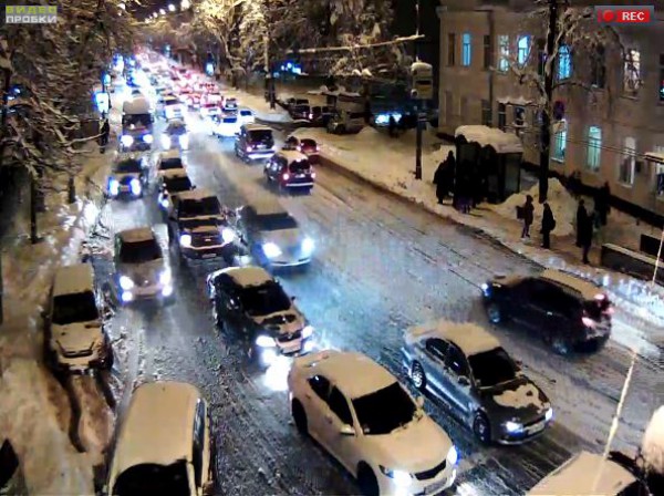 Тянучка возле метро Арсенальная, улица Ивана Мазепы