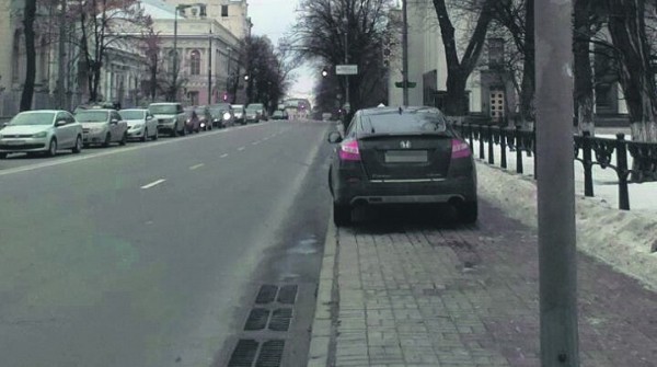 Авто Геращенко на тротуаре