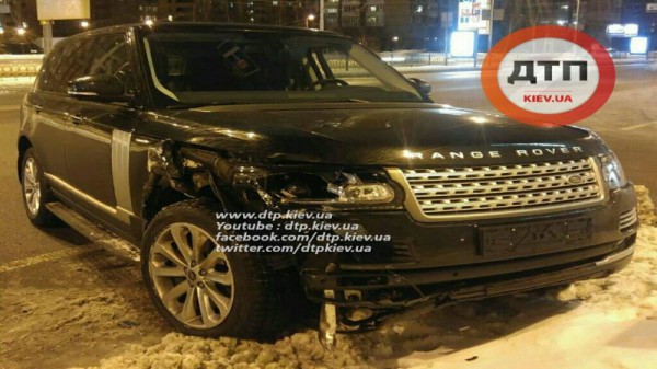 Range Rover таранил машины в Киеве
