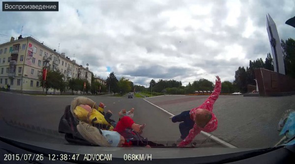 Автомобиль сбил коляску с детьми