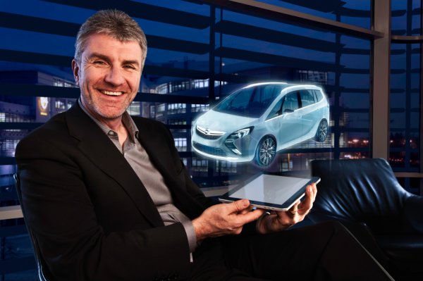 Главный дизайнер Opel Марк Адамс с «голограммой» нового Opel Zafira