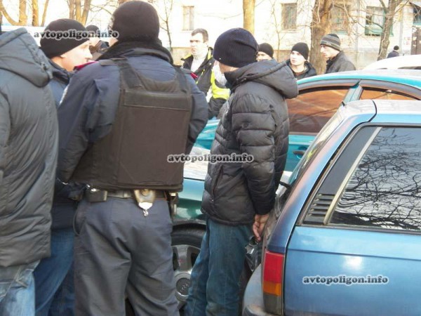 Одного вора посадили в милицейский Renault, а второму надели на лицо медицинскую маску