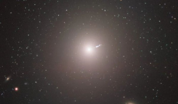 VLT-изображение галактики M87, показывающее джет черной дыры справа