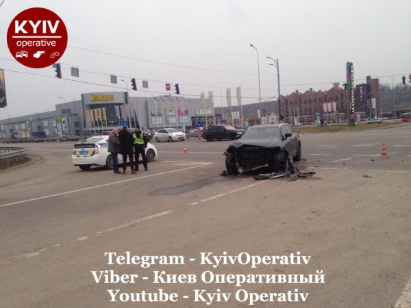 Volvo столкнулась с Mercedes под Киевом