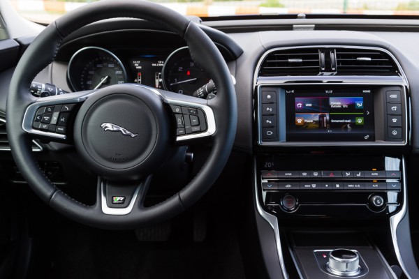 Торпедо Jaguar XE R-Sport