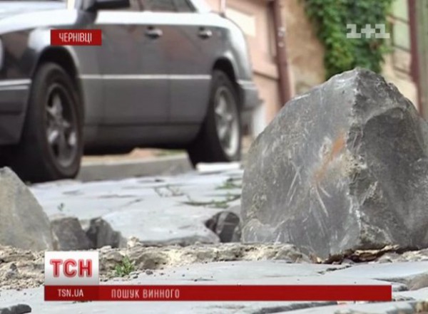 Водитель говорит, что ехал медленно, объезжал стоявшую машину