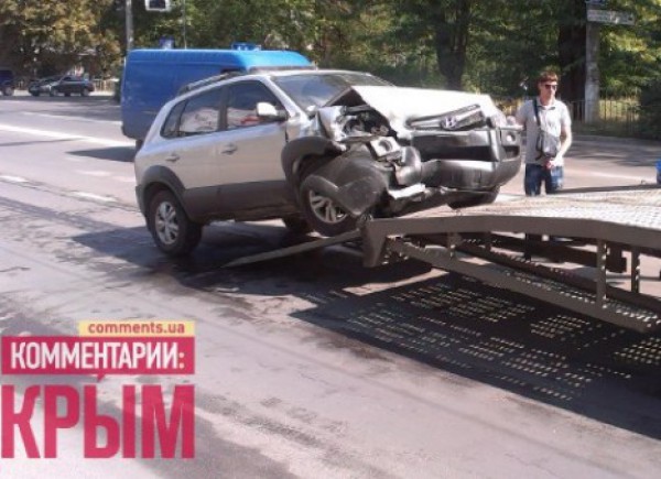 Разбитый Хюндай увезли на эвакуаторе.