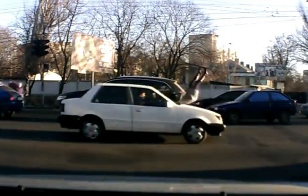 Удар был очень сильным, девушка подбросило в воздух