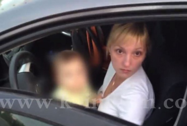 Дама с младенцем в невменяемом состоянии